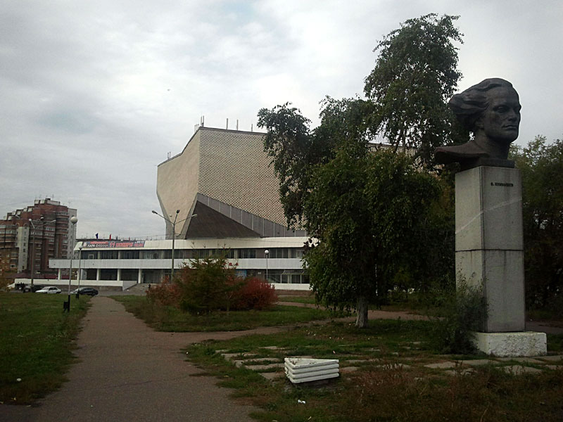 Куйбышевский омска. Памятник Куйбышеву в Омске. Бюст Куйбышева. Бюст в.в. Куйбышева в Омске. Памятные места города Куйбышева.